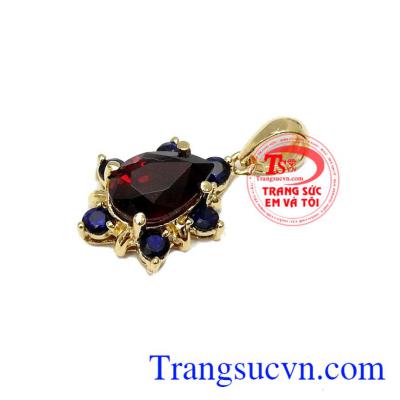 Đá granat là biểu tượng sung túc, giàu sang, con cháu đầy đàn. Mặt dây granat đẹp