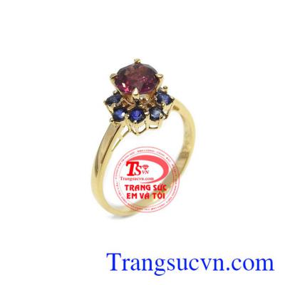 Nhẫn nữ Granet thiên nhiên là sản phẩm đá hồng lựu thiên nhiên kết hợp cùng đá sapphire đẹp, có giấy kiểm định