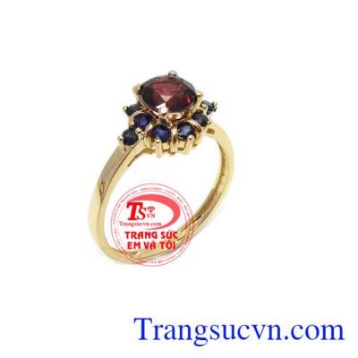 Nhẫn nữ granet may mắn là sản phẩm đẹp được các bà, các mẹ ưa thích, sản phẩm có giấy kiểm định