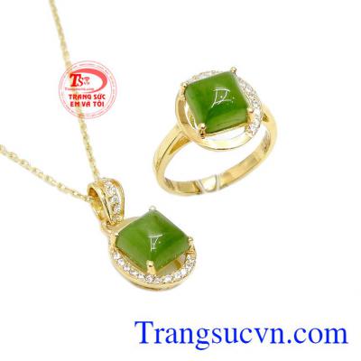 Bộ trang sức nepherite duyên dáng được chế tác từ ngọc cẩm thạch thiên nhiên và vàng tây 14k.