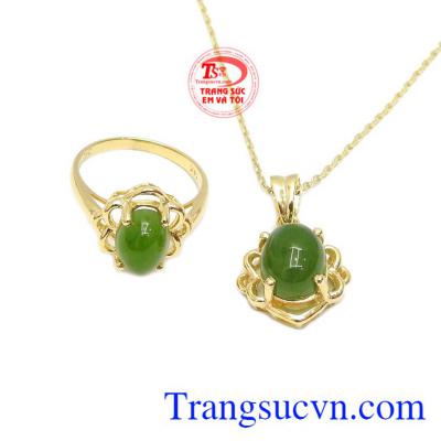 Sản phẩm chế tác từ ngọc cẩm thạch thiên nhiên và vàng tây 14k. Bộ trang sức nepherite quý phái