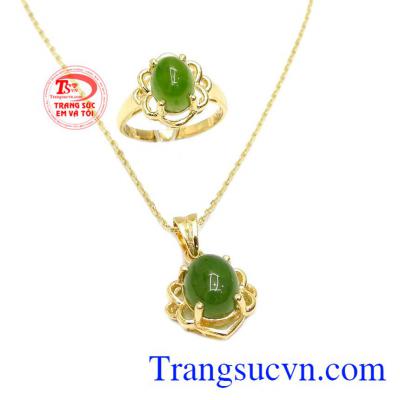 Bộ trang sức nepherite quý phái gồm mặt dây, dây chuyền và nhẫn.