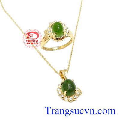Bộ trang sức nepherite kiêu sa là sự kết hợp từ ngọc cẩm thạch và vàng tây 14k.