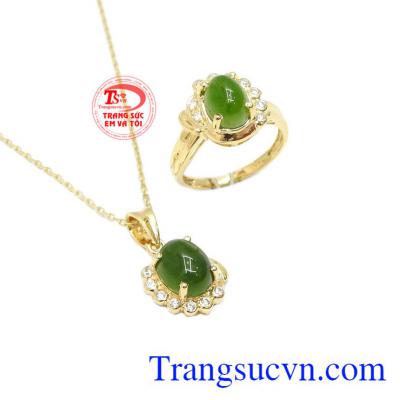 Sản phẩm mang phong cách trẻ trung, quý phái, thích hợp cho nhiều trang phục. Bộ trang sức nepherite kiêu sa