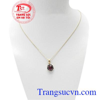 Đá granet mang ý nghĩa sung túc, giàu sang, may mắn. Bộ dây chuyền Granet thiên nhiên