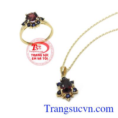 Đá granat thiên nhiên mang ý nghĩa may mắn, sung túc, thịnh vượng. Bộ dây granat sang trọng