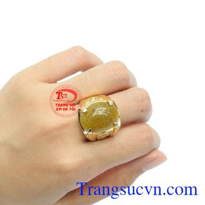 Với sự kết hợp thạch anh tóc thiên nhiên và vàng tây 14k sáng bóng, bền đẹp. 