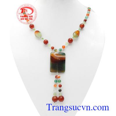 Chuỗi cổ mã não phong cách vừa là đồ trang sức vừa có ý nghĩa phong thủy, ngọc mã não được coi là lá bùa hộ mệnh, đeo ngọc mã não bên người sẽ mang lại may mắn, hạnh phúc và bình an cho chủ nhân