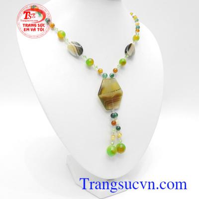 Chuỗi cổ mã não đẳng cấp đá mã não trong phong thủy là loại đá hộ mệnh, mang mã não như mang một lá bùa may mắn và hạnh phúc, giải trừ tà khí cho con người vì vậy nó vừa là đồ trang sức vừa có ý nghĩa phong thủy
