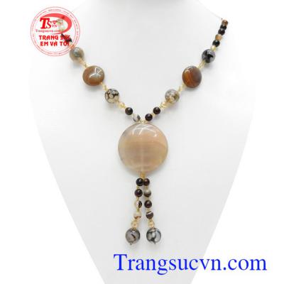 Chuỗi cổ mã não bình yên với mã não là viên đá nhiều quyền năng nhất, có tác dụng giải trừ tà khí, tránh điềm xui, mang lại bình an, may mắn và tài lộc cho người đeo