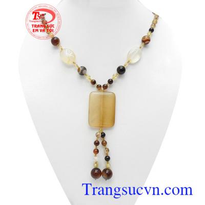 Chuỗi cổ mã não thiên nhiên bình an là viên đá quyền lực, có tác dụng giải trừ tà khí, âm khí, mang lại bình an, may mắn và hạnh phúc cho người đeo