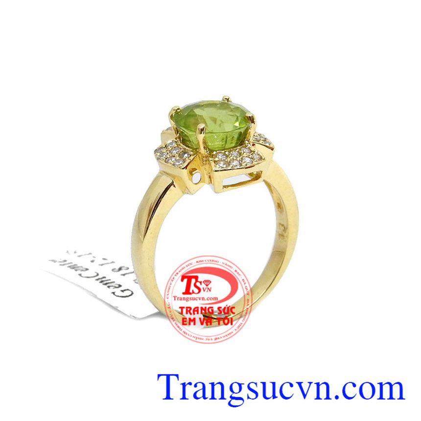 Nhẫn nữ peridot thịnh vượng là sản phẩm nhẫn nữ vàng tây 14k, trang trọng, tinh tế với viên đá peridot quý