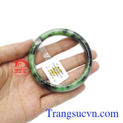Vòng cẩm thạch chế tác kiểu bản hẹ sang trọng và quý phái.