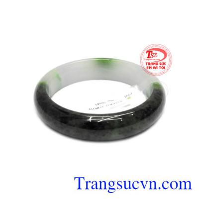Vòng ngọc sơn thủy là sản phẩm được chế tác từ đá cẩm thạch, là món trang sức hộ mệnh mang lại sức khỏe và may mắn cho người đeo.