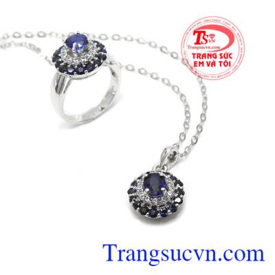 Sản phẩm đá tự nhiên có giấy kiểm định, đá sapphire là biểu tượng của sự thông thái, quyền lực, chiến thắng và sự công bằng. Bộ dây chuyền sapphire đẹp