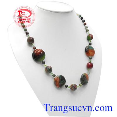 Chuỗi mã não được làm thủ công cẩn thận, công phu và thời trang