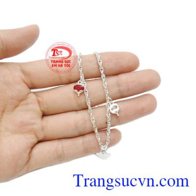 Lắc chân nhỏ xinh xắn làm tôn lên nét đẹp của người phụ nữ.