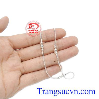 Lắc chân nhỏ gọn giúp đôi chân phái đẹp thêm uyển chuyển hơn.