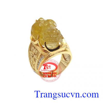 Nhẫn nam tỳ hưu thạch anh tóc vàng là sản phẩm thạch anh tóc thiên nhiên, chế tác hình tỳ hưu sắc nét, tinh xảo