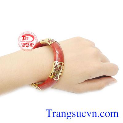 Ngọc cẩm thạch mang đến sự bình an và may mắn cho người sử dụng. 