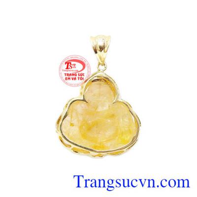 Mặt phật di lặc thạch anh tóc thịnh vượng được chế tác từ vàng tây 14k và thạch anh tóc chạm khắc tinh tế.