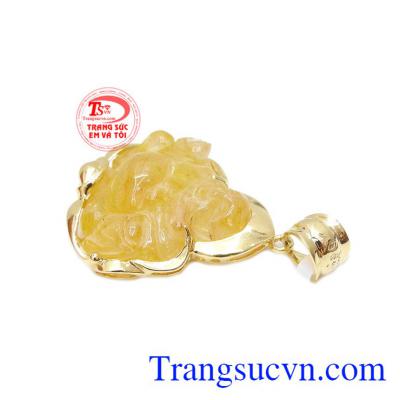 Mặt dây có thể kết hợp cùng dây chuyền vàng, dây cao su, dây da bọc vàng.