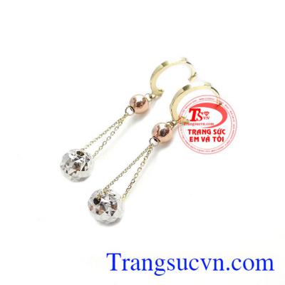 Hoa tai vàng xinh xắn, nhẹ nhàng dễ dàng kết hợp với nhiều trang phục