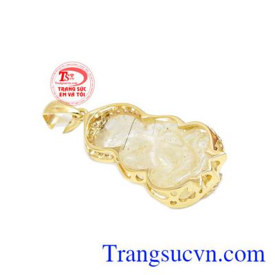 Mặt phật bà thạch anh tóc đẹp được chế tác từ vàng tây 14k và thạch anh tóc thiên nhiên.