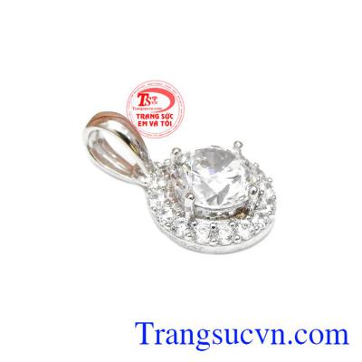 Mặt dây vàng trắng xinh đẹp dược thiết kế khá đơn giản nhưng không kém phần tinh tế.