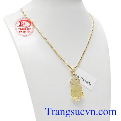 Bộ trang sức phật bà thạch anh tóc đẹp được kết hợp từ dây chuyền vàng và mặt dây thạch anh tóc.