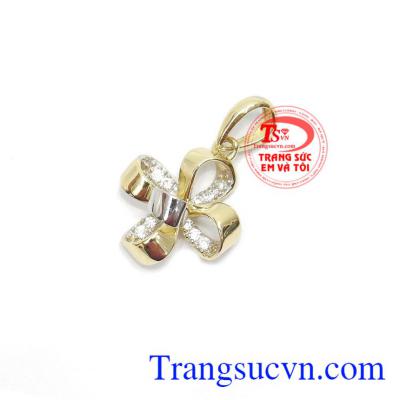 Mặt dây chuyền nữ vàng quý phái dễ kết hợp cùng nhiều kiểu dây chuyền vàng