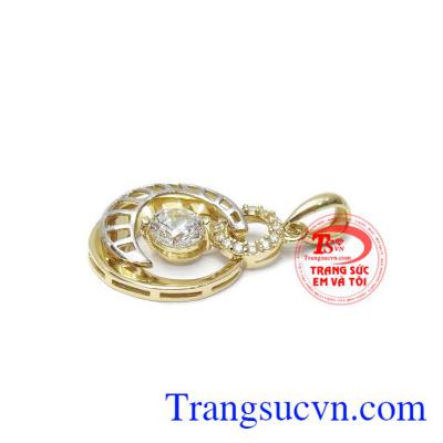 Mặt dây chuyền nữ vàng quý phái dễ kết hợp cùng nhiều kiểu dây chuyền vàng