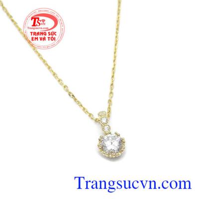 Mặt dây chuyền nữ vàng quý phái dễ kết hợp cùng nhiều kiểu dây chuyền vàng