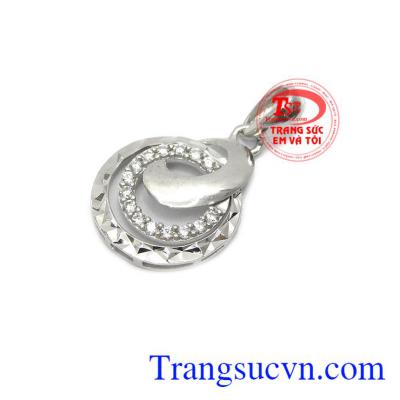 Mặt dây chuyền vàng trắng tinh tế mang đến vẻ đẹp xinh xắn, thanh lịch cho nguời đeo