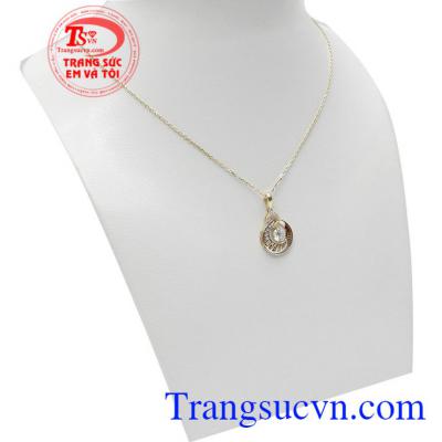 Bộ dây chuyền thanh lịch là món quà ý nghĩa dành tặng bạn nữ trong các dịp sinh nhật.