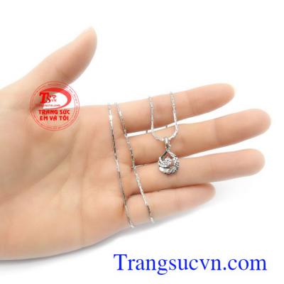 Bộ dây chuyền vàng trắng với mặt dây đính đá mới lạ, tạo nên phong cách riêng cho người đeo