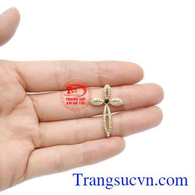 Mặt dây thánh giá thích hợp làm quà tặng cho người phụ nữ của bạn.