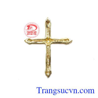 Mặt dây thánh giá sapphire sang trọng mang đến cho người phụ nữ sự tinh tế và đẳng cấp.