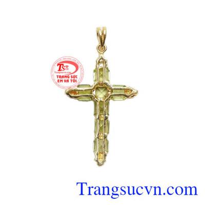 Mặt dây thánh giá peridot phong cách là một sản phẩm khá mới lạ và độc đáo.