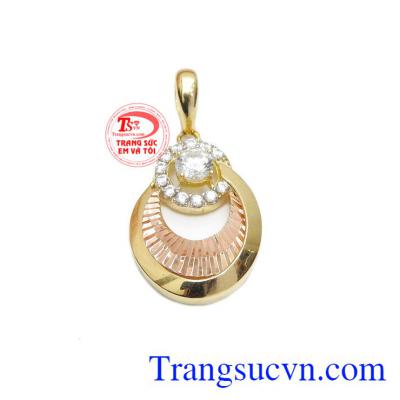 Mặt dây quý phái Italy 18k mang đến vẻ đẹp sang trọng và tinh tế. Mặt dây kết hợp vàng màu và vàng hồng tạo điểm nhấn mới lạ. Sản phẩm bảo hành uy tín, giao hàng toàn quốc. Mặt dây quý phái Italy 18k.