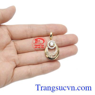 Mặt dây quý phái Italy 18k mang đến vẻ đẹp sang trọng và tinh tế. Mặt dây kết hợp vàng màu và vàng hồng tạo điểm nhấn mới lạ. Sản phẩm bảo hành uy tín, giao hàng toàn quốc. Mặt dây quý phái Italy 18k.