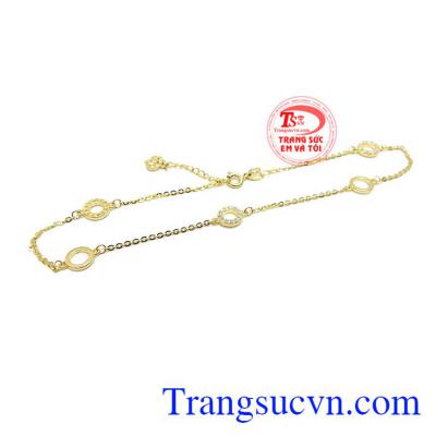 Lắc chân sẽ tô điểm cho đôi chân bạn gái thêm uyển chuyển.