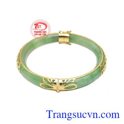 Vòng tay cẩm thạch kim tiền được chế tác rất tinh tế và sang trọng.