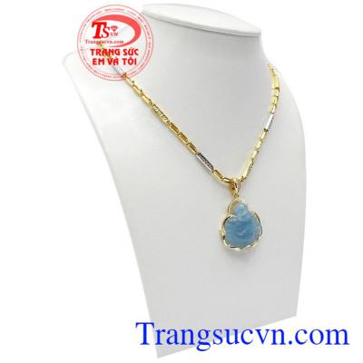Mặt dây chuyền có gắn đá thiên nhiên, mang lại nhiều may mắn cho người đeo