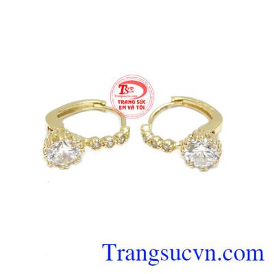 Đôi hoa tai nhỏ thích hợp làm quà tặng cho người thân và bạn bè.