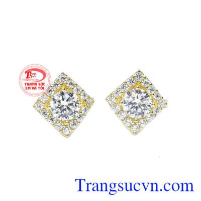 Hoa tai nhỏ nhưng đủ để làm bạn gái thêm kiều diễm trước mặt người đối diện.