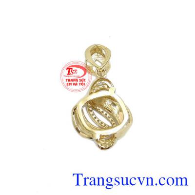 Mặt dây quý phái Hàn Quốc được chế tác từ vàng tây 10k cùng với các viên đá nhân tạo lấp lánh tạo nên sự sang trọng và quyến rũ.