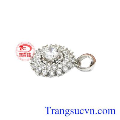 Sản phẩm kết hợp từ vàng trắng 10k và đá Cz lấp lánh mang đến cho người dùng sản phẩm sang trọng và quý phái.