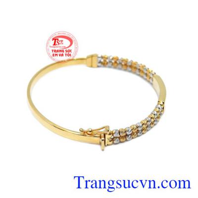 Vòng tay tinh tế nhập khẩu được chế tác từ vàng 10k. 
