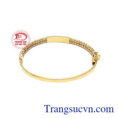 Với sự kết hợp từ vàng màu và vàng trắng tạo nên một sản phẩm độc đáo mà vẫn sang trọng. 